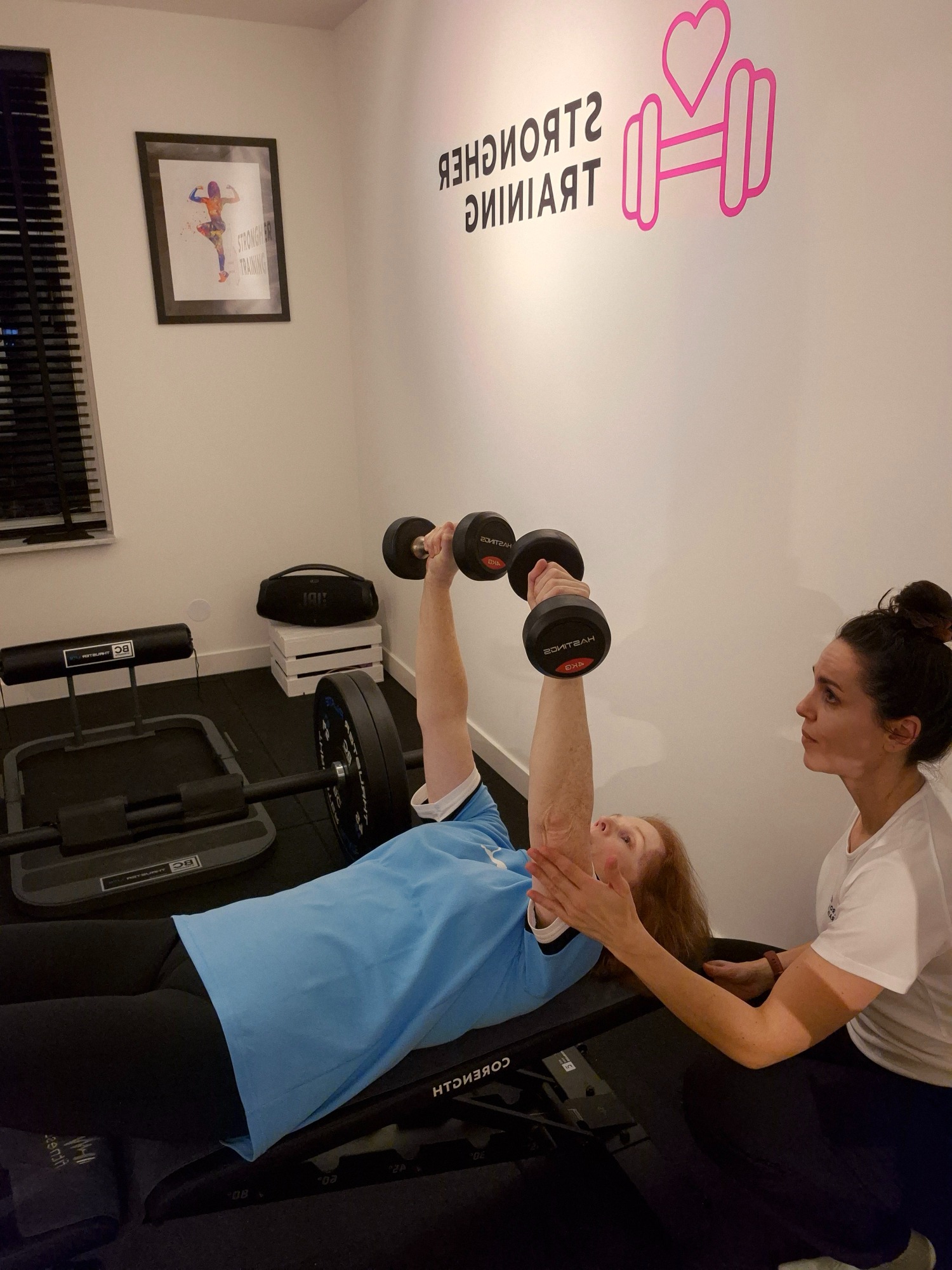 Khadija Chnachi coacht een klant in haar StrongHer Training studio